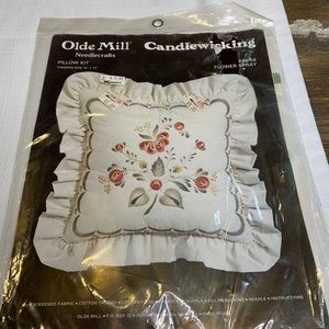 NOS Olde Mill Candlewicking Pillow kit 14x14 Flower Spray #08-59